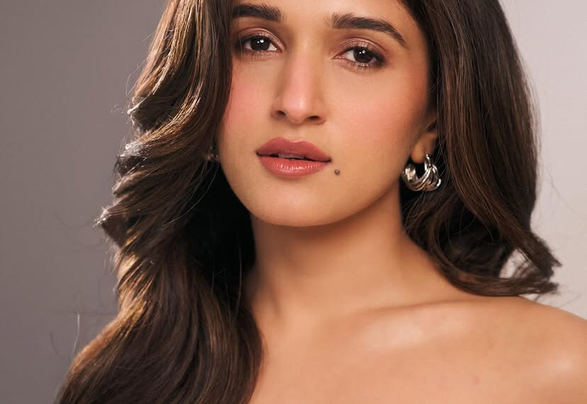 Nidhi Shah का Glamorous Grey Look हुआ वायरल, तस्वीरों ने जीता फैंस का दिल